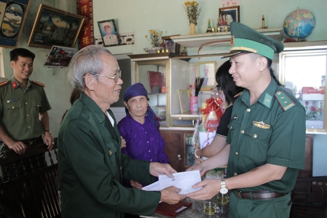 Đại diện Bộ Chỉ huy Bộ đội Biên phòng tỉnh tặng quà thương binh huyện Ea Kar . Ảnh: N.Hoa