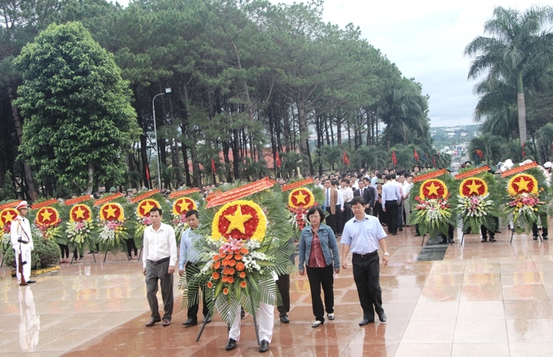 Đoàn đại biểu của Ban Chỉ đạo Tây Nguyên dâng hoa