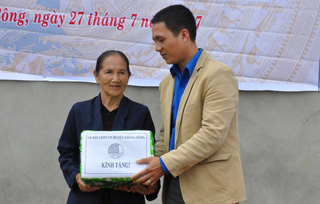 Nhân dịp này, huyện Đoàn Krông Bông cũng có phần quà tặng gia đình bà Cúc