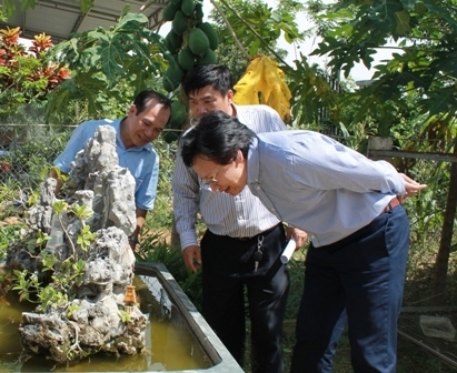 Giám đốc Sở Y tế Doãn Hữu Long cùng thành viên đoàn công tác kiểm tra công tác phòng chống sốt xuất huyết tại huyện M'Đrắk năm 2016.