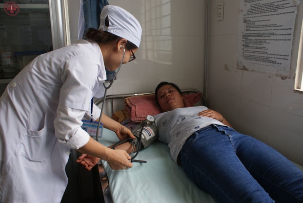 Cán bộ Trạm Y tế phường Tân An khám bệnh cho người dân. 