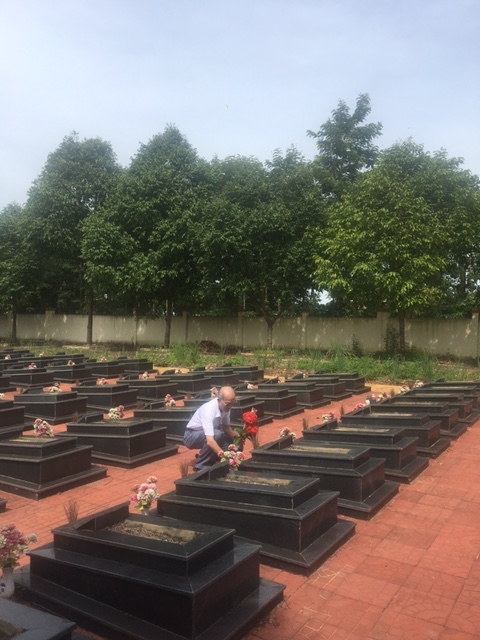 Thầy Hà Ngọc Đào thắp hương cho các liệt sỹ tại Nghĩa trang liệt sỹ huyện Krông Pắc.  
