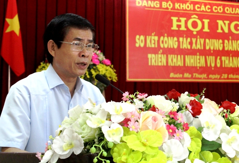 Bí thư Đảng ủy Khối các cơ quan tỉnh Trần Đình Quế phát biểu tại Hội nghị