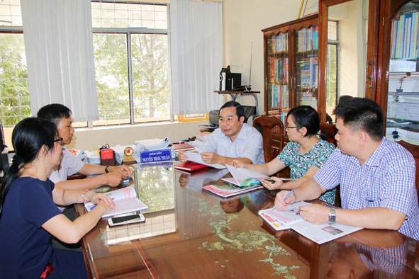 Giám đốc Sở Tư pháp Nguyễn Minh Thuận (thứ 3 từ phải sang) trao đổi chuyên môn, nghiệp vụ với cán bộ của Sở.  Ảnh: Nguyễn Gia