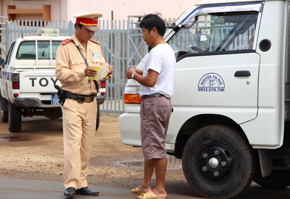  Lực lượng  Cảnh sát giao thông  kiểm tra  lái xe ôtô tải trên Quốc lộ 26 (đoạn qua  địa bàn  xã Hòa Đông, huyện  Krông Pắc).  