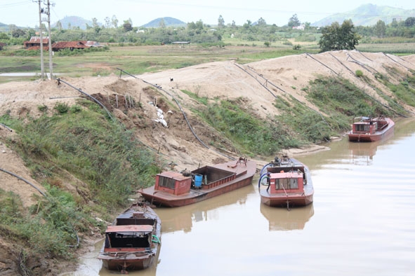 Hầu hết các tàu chở, hút cát trên sông tại huyện Krông Bông đều “trốn” đăng kiểm. 