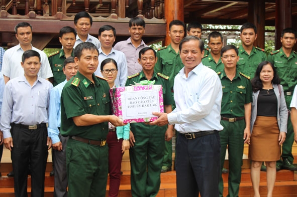 Phó Trưởng Ban Tuyên giáo Tỉnh ủy Nguyễn Cảnh trao quà tặng Đồn Biên phòng Ia R’vê.   