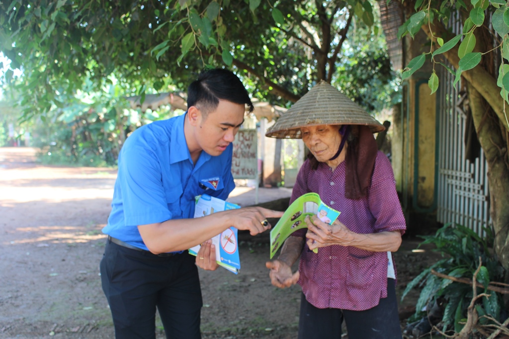 Đoàn viên thanh niên tuyên truyền