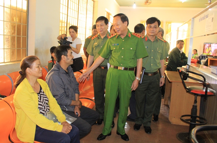 Đồng chí Lê Quý Vương và Đoàn công tác hỏi thăm người dân đến làm các thủ tục hành chính tại bộ phận một cửa (UBND huyện Cư M’gar). 