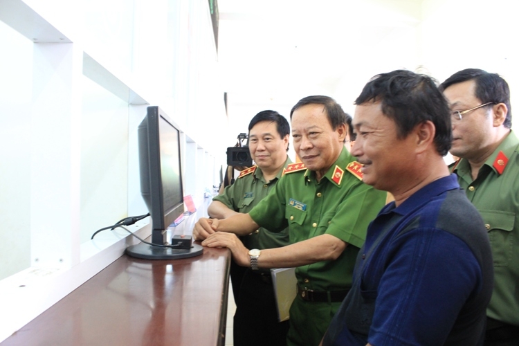 Đoàn công tác kiểm tra việc thực hiện thủ tục đăng ký xe ô tô tại Phòng Cảnh sát Giao thông.