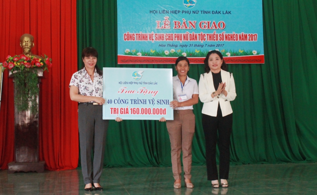 Đại diện  Hội LHPN tỉnh trao bảng  tượng trưng  bàn giao 40 công trình  vệ sinh  cho phụ nữ  xã Hòa Thắng  (TP. Buôn  Ma Thuột). 