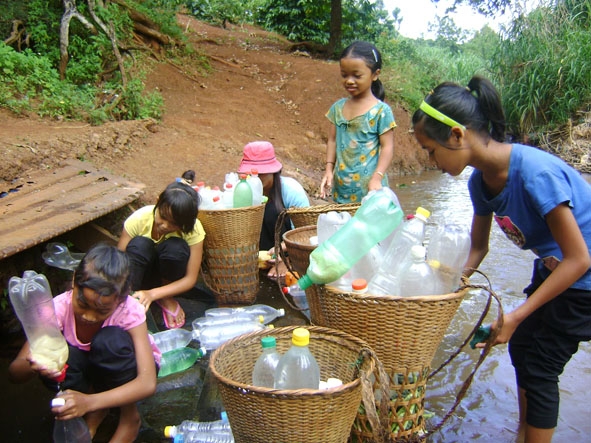 Nhiều hộ  dân tộc thiểu số trên địa bàn  thị trấn  Ea Đrăng, huyện Ea H’leo vẫn giữ  thói quen  lấy nước  đầu nguồn dòng suối  về sinh hoạt. 