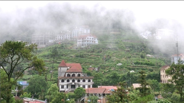 Thị trấn Tam Đảo ẩn hiện trong bảng lảng sương mai.