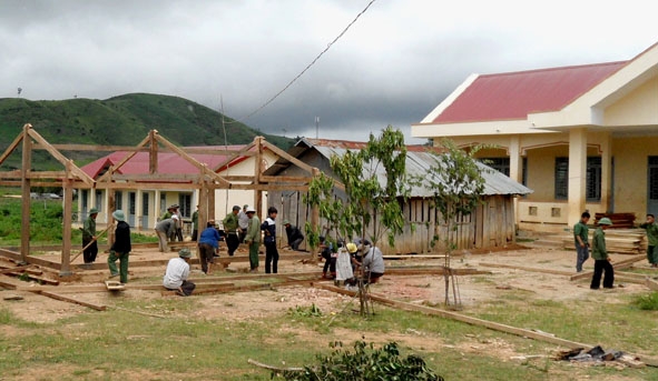 Người dân xã Cư Pui tham gia sửa chữa phòng học. 