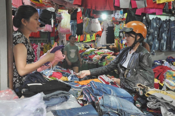 Người dân mua hàng tiêu dùng tại chợ trung tâm huyện Krông Pắc.  
