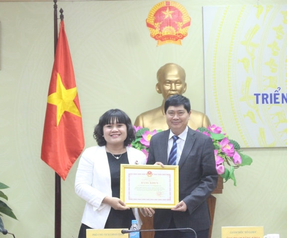 Phó Chủ tịch UBND tỉnh H'Yim K'đoh trao Bằng khen của Bộ GD-ĐT tặng Sở GD-ĐT Đắk Lắk