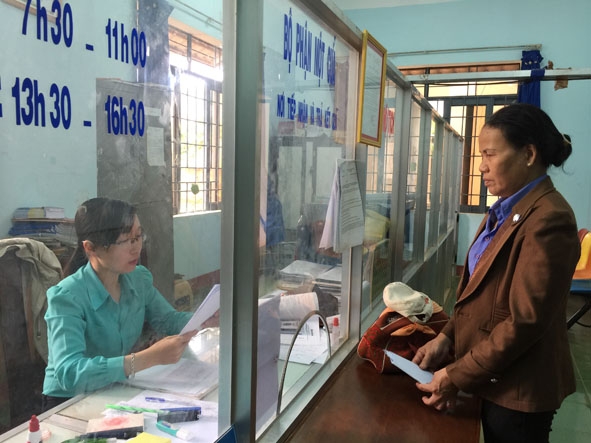 Người dân đến làm thủ tục, giấy tờ tại bộ phận một cửa xã Quảng Hiệp.   
