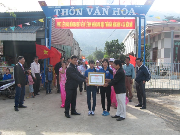 Thôn 4,  xã Hòa Sơn (huyện  Krông Bông) đón nhận danh hiệu “Thôn  văn hóa”. 