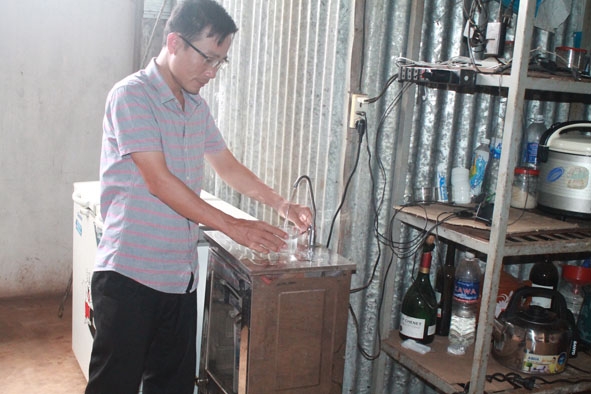 Một hộ dân xã Ea Kao (TP. Buôn Ma Thuột) mua máy lọc để bảo đảm nguồn nước  phục vụ ăn uống. 