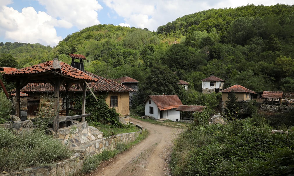 Những ngôi nhà bị bỏ hoang ở làng Repusnica. (Ảnh: Guardian)