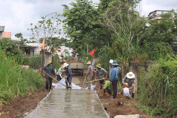 Người dân xã Ea Ktur tham gia làm đường nông thôn mới.    Ảnh: M.Thuận
