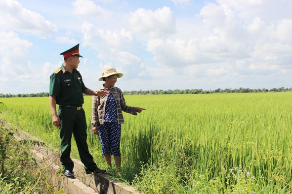 Kênh mương do lực lượng vũ trang huyện  phối hợp  xây dựng  cung cấp nước tưới  cho  cánh đồng  xã Ea Lê. 
