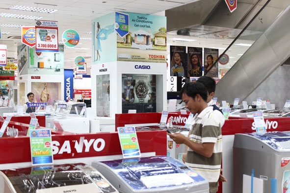 Khách hàng chọn mua hàng điện lạnh tại Trung tâm mua sắm Nguyễn Kim Buôn Ma Thuột . 