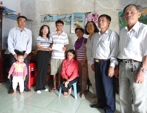 Hội NNCĐDC/Dioxin tỉnh cùng các mạnh thường quân thăm hỏi, tặng quà cho gia đình ông  Ngô Hồng Phái (ngoài cùng bên trái).   
