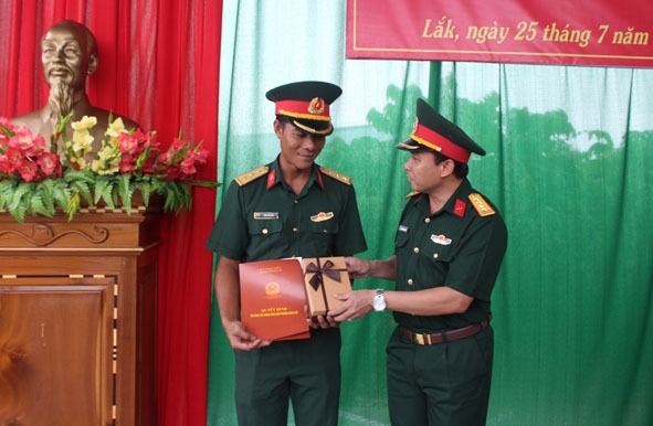 Đại tá Nguyễn Thanh Xuân, Chính ủy Bộ Chỉ huy Quân sự tỉnh trao Quyết định tặng nhà và quà cho anh Nam. 