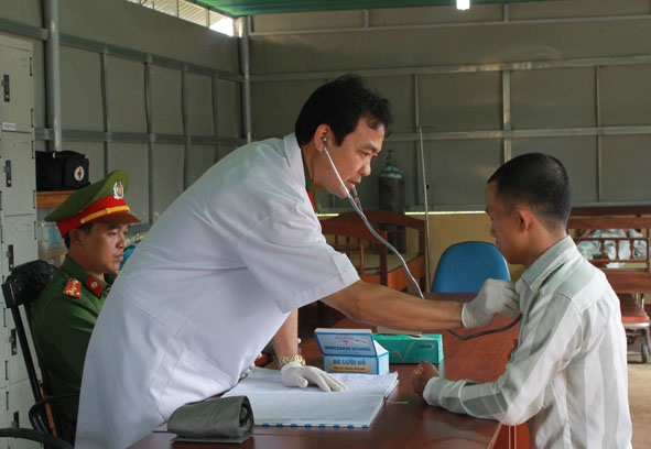Các y bác sĩ của Bệnh xá Trại giam Đắk Trung khám bệnh cho phạm nhân.