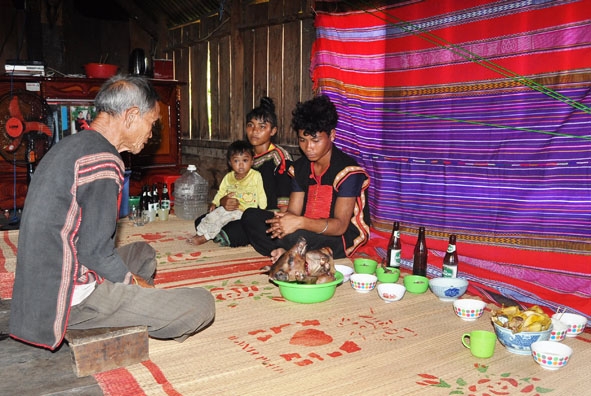 Thầy cúng đang thực hiện nghi thức lễ T’nơm pay sur bong tại buôn Ja, xã Hòa Sơn (huyện Krông Bông). 