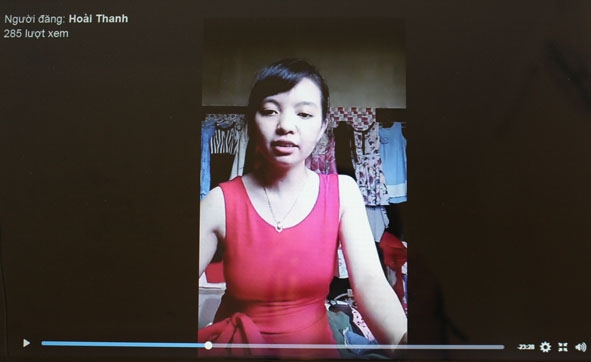 Chị Hoàng Thị Hoài Thanh tranh thủ thời gian rảnh rỗi livestream bán hàng ngay tại nhà (Ảnh chụp từ video)