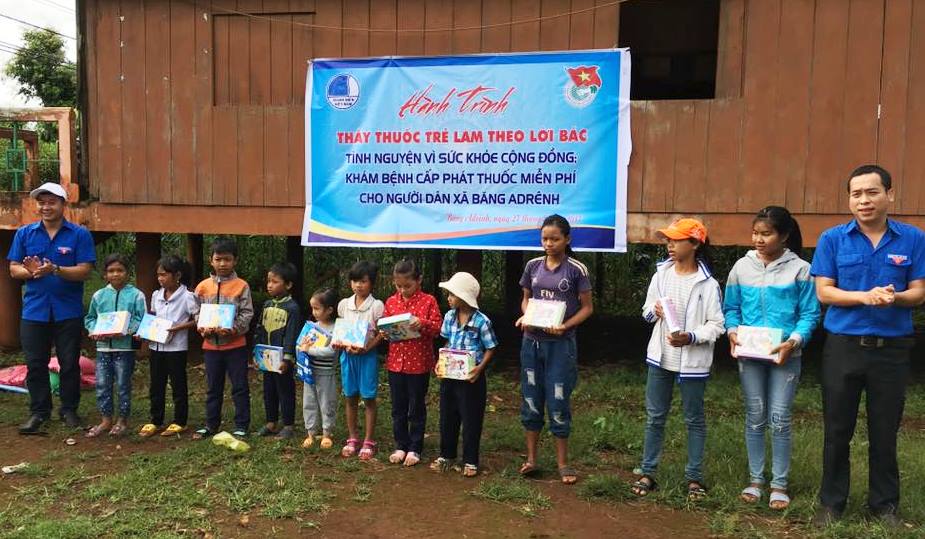 Đại diện Hội LHTN Việt Nam huyện Krông Ana trao quà cho người nghèo tại xã Băng Adrênh.