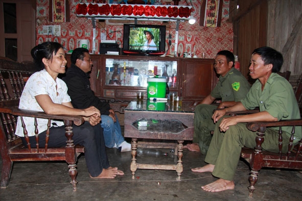 Lực lượng công an xã Ea Bung vận động người dân tích cực tham gia công tác bảo vệ ANTT.