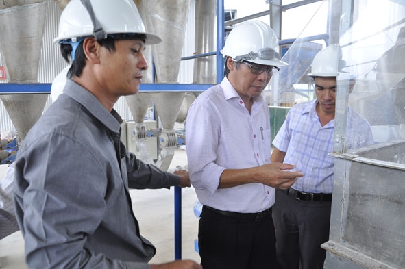 Đồng chí Đinh Khắc Tuấn, Bí thư Huyện ủy M'Đrắk (giữa) thăm Nhà máy chế biến tinh bột sắn tại xã Krông Jing.  Ảnh:  N. Hoa