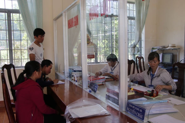 Người dân làm thủ tục giấy tờ tại bộ phận một cửa UBND xã Khuê Ngọc Điền. 