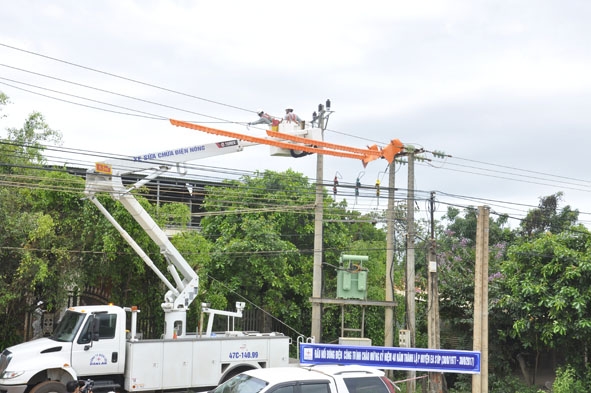 Công nhân ngành Điện lực thực hiện thao tác đóng điện về thôn Bình Lợi.