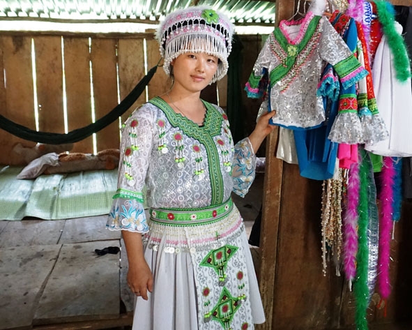 Chị Vương Thị Nhung tự tay may những bộ trang phục truyền thống lộng lẫy sắc màu để đi chơi vào dịp Tết Độc lập. 
