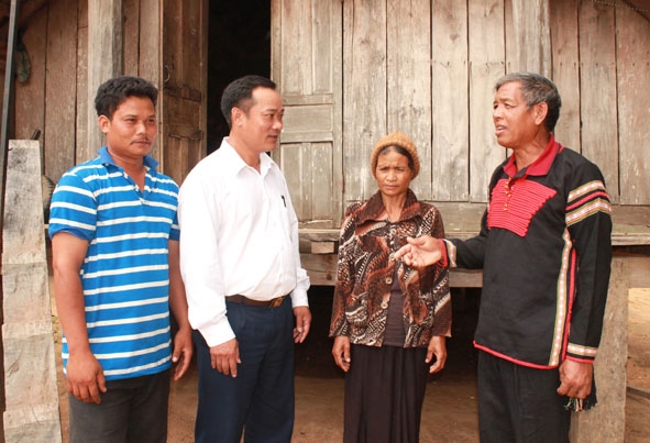  Ông Y Sum Niê (bìa phải) - người có uy tín ở buôn Nhang, xã Krông Jing, huyện M’Đrắk trò chuyện  với người dân trong buôn.   