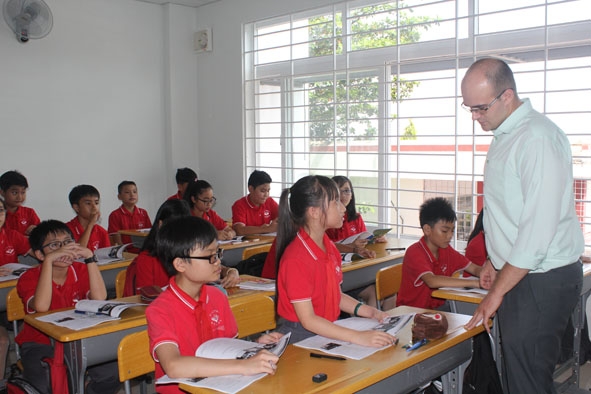 Tiết học ngoại ngữ với giảng viên người nước ngoài tại Trường Tiểu học, THCS&THPT Victory.  