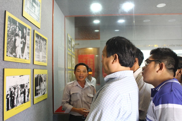 Du khách tham quan nhà trưng bày di tích lịch sử căn cứ Trung ương Cục miền Nam. 