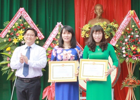 Phó Giám đốc Sở Giáo dục Đào tạo Thái Văn Tài trao bằng khen của UBND tỉnh tặng 2 giáo viên của nhà trường.