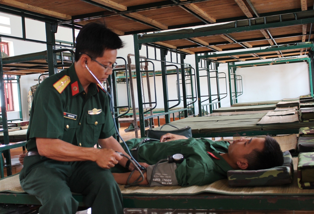 Cán bộ quân y Đại đội 2 (Ban Chỉ huy Quân sự huyện Ea Súp) kiểm tra sức khỏe cho bộ đội.