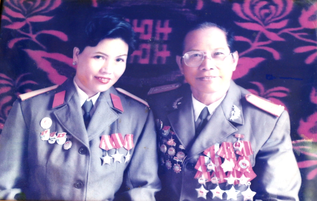 Hai vợ chồng CCB Trần Cảnh  và Trần Thị Thanh Hường lúc trẻ  (Ảnh chụp lại).