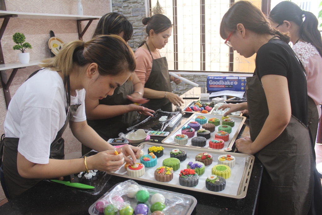 Các học viên tham gia lớp học làm bánh trung thu hiện đại ở 16 Hải Thượng Lãn Ông, P. Tân Lợi, TP. Buôn Ma Thuột. 