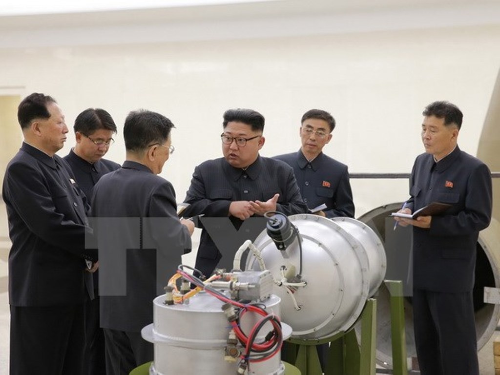  Nhà lãnh đạo Triều Tiên Kim Jong-un (thứ 3, từ phải sang) kiểm tra quả bom H tại một địa điểm bí mật ngày 3-9. (Ảnh: EPA/TTXVN)