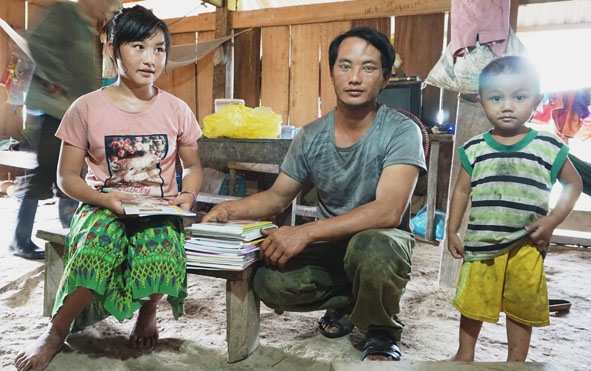 Anh Dương Văn Dính ở thôn Ea Uôl, xã Cư Pui (Krông Bông) mới ngoài 30 tuổi mà đã có cháu ngoại. 