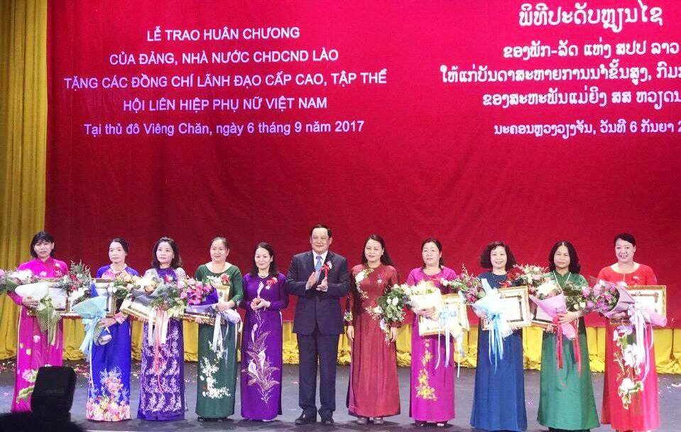 Chủ tịch Hội LHPN tỉnh Nguyễn Thị Thu Nguyệt (thứ 3 từ trái sang) nhận  Huân chương Lao động hạng 3 của nước CHDCND Lào