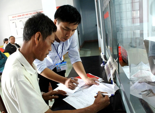 Cán bộ Chi nhánh Văn phòng đăng ký đất đai huyện Krông Pắc hướng dẫn người dân giải quyết thủ tục hành chính. 