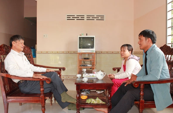 Cán bộ MTTQ xã Ea Kao chung vui với gia đình anh Đỗ Công Bình trong căn nhà Đại đoàn kết. 